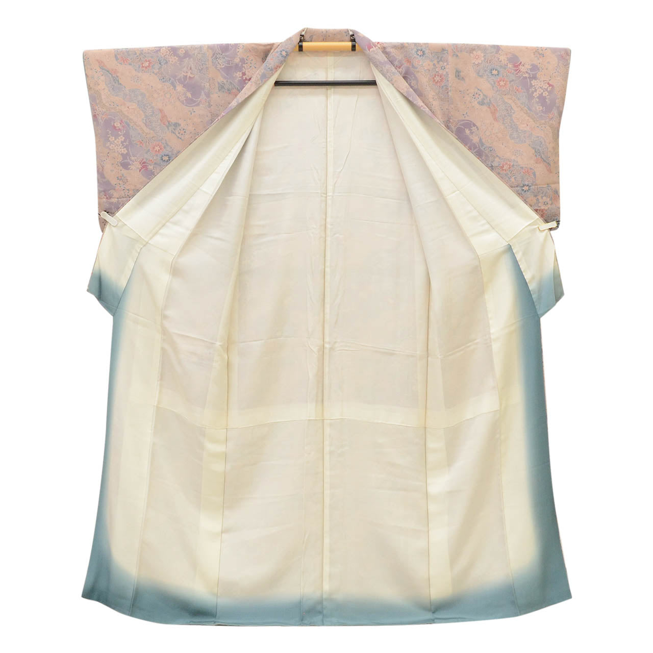 [Used] Recycled Kimono, Komon style, Pure Silk, Size M, Good Condition, Length 157.0cm (61.8in), Sleeve Length 64.0cm (25.2in), Lined, Ready-made, Crepe fabric, Purple, Cloud pattern, Floral design, Silk, Reuse, uu1975b 