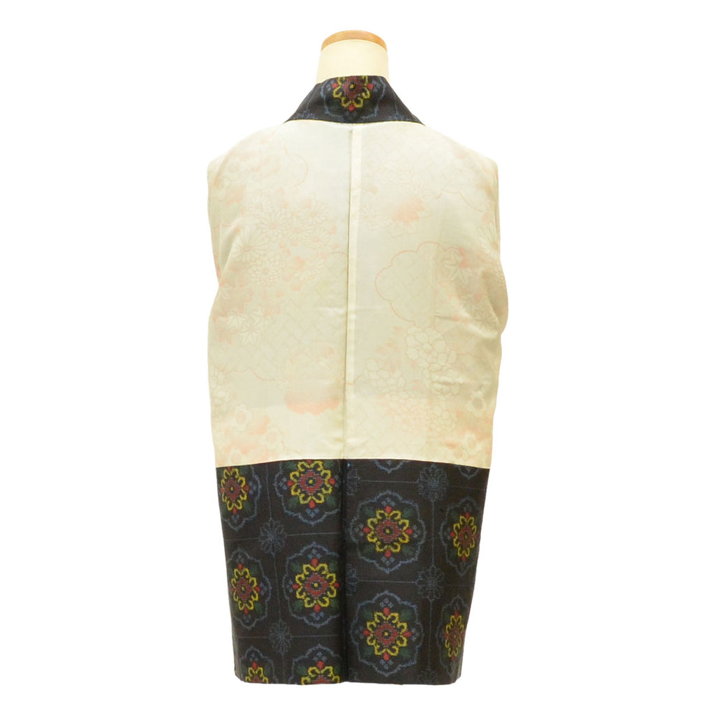 [Used] Haori (kimono jacket) - Recycled Kimono - Pure Silk - Oshima Tsumugi - Length 77.0cm (30.3in) - Sleeve Length 64.5cm (25.4in) - Black with Floral and Checkered Pattern - Comes with Haori Cord - SILK - Reused - uu2124b 