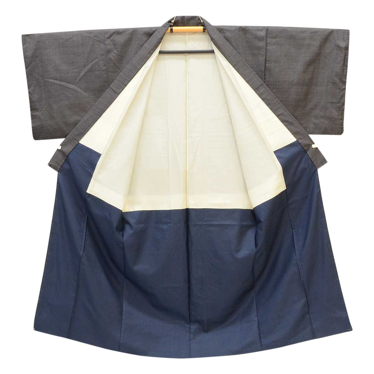 [Used] Recycled Kimono and Haori Set Ensemble for Men, Oshima Tsumugi Silk, Sleeve Length 68.7cm (27.0in), Body Length 143.5cm (56.5in), Size M, Navy Blue, Kasuri Pattern, with Haori Cord, Men's uu2289b 