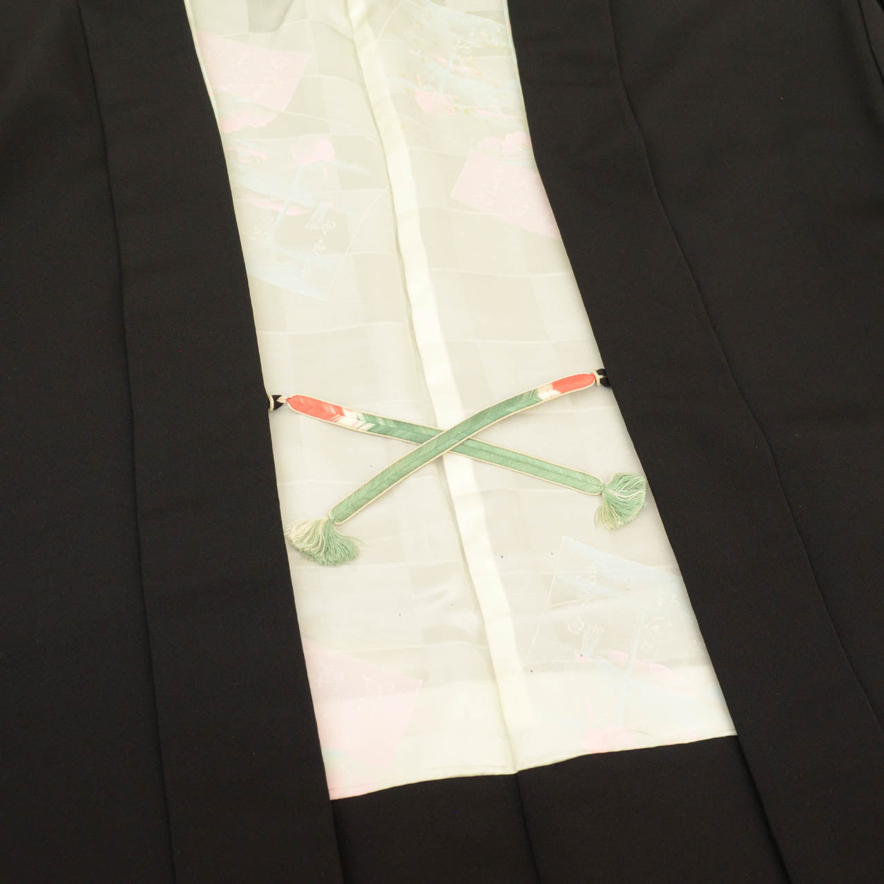 [Used] Haori (kimono jacket), recycled kimono, pure silk, black, imperial carriage pattern, gold thread, single crest, with haori cord, length 79.0cm (31.1in), sleeve length 63.5cm (25.0in), SILK, reused, uu2339b 