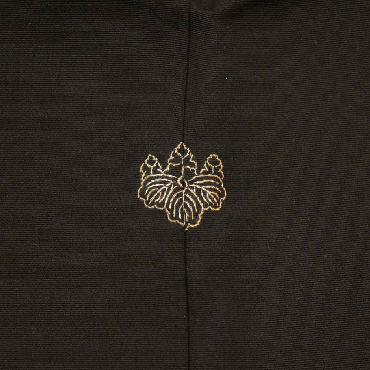 [Used] Haori (kimono jacket), recycled kimono, pure silk, black, imperial carriage pattern, gold thread, single crest, with haori cord, length 79.0cm (31.1in), sleeve length 63.5cm (25.0in), SILK, reused, uu2339b 