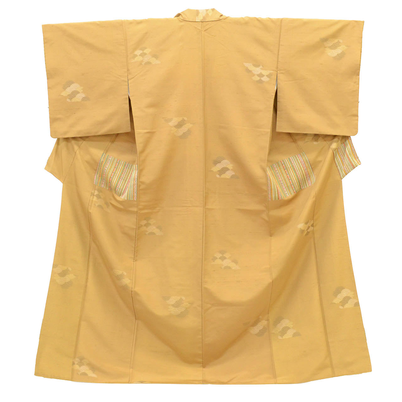 [Used] Tsumugi Silk Kimono, Hakusan Tsumugi, Recycled Kimono, Pure Silk, Size L (Slightly Plus Size L), Excellent Condition, Length 161.5cm (63.6in), Sleeve Length 67.5cm (26.6in), Lined, Ready-made, Brown, Seigaiha Pattern, Silk, Reuse uu2378b 
