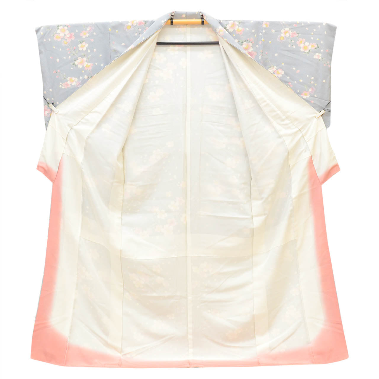 [Used] Recycled Kimono, Komon style, Pure Silk, Size L (Slightly Plus Size L), Excellent Condition, Length 165.5cm (65.2in), Sleeve Length 67.5cm (26.6in), Lined, Ready-made, Gray with Cherry Blossom Pattern, Silk, Reused, uu2558b 