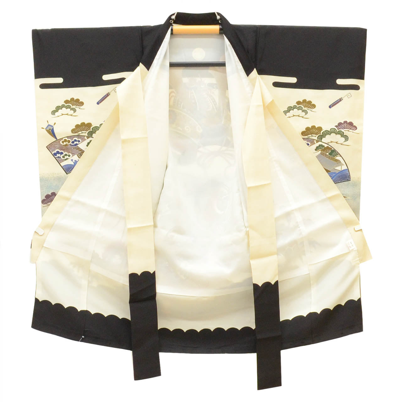 [Used] Recycled Kimono for Baby Boys' First Shrine Visit (Omiyamairi) - One-piece, Ready-made, Sleeve Length 48cm, Body Length 97cm, White, Helmet Pattern, Includes Undergarment, Family Crest, Silver Embellishment, Baby's First Kimono uu2617b 