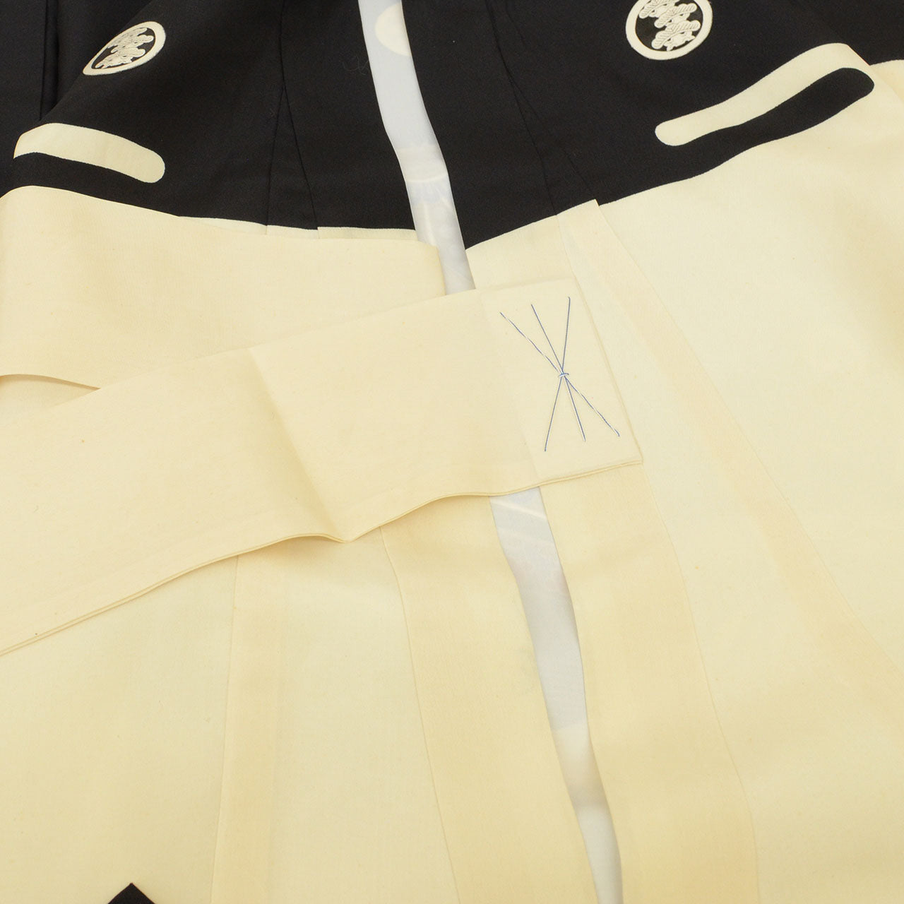 [Used] Recycled Kimono for Baby Boys' First Shrine Visit (Omiyamairi) - One-piece, Ready-made, Sleeve Length 48cm, Body Length 97cm, White, Helmet Pattern, Includes Undergarment, Family Crest, Silver Embellishment, Baby's First Kimono uu2617b 