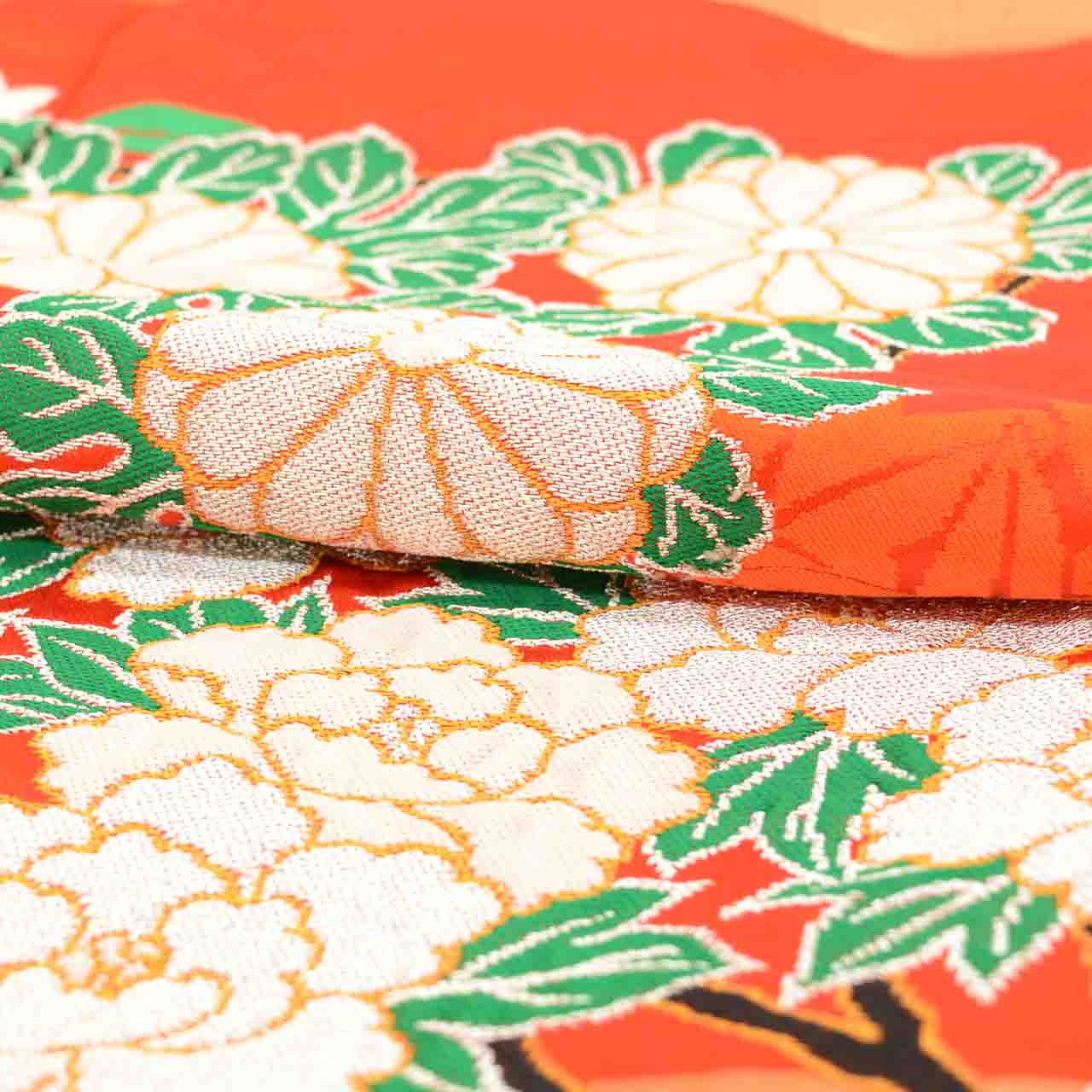 [Used] Recycled Kimono, Irouchikake (Wedding Kimono), Pure Silk, Sleeve Length 65.0cm (25.6in), Body Length 185.0cm (72.8in), Size M, Red, Four Seasons Floral Pattern, Gold Thread, Foil, Silver Thread, uu2687b 