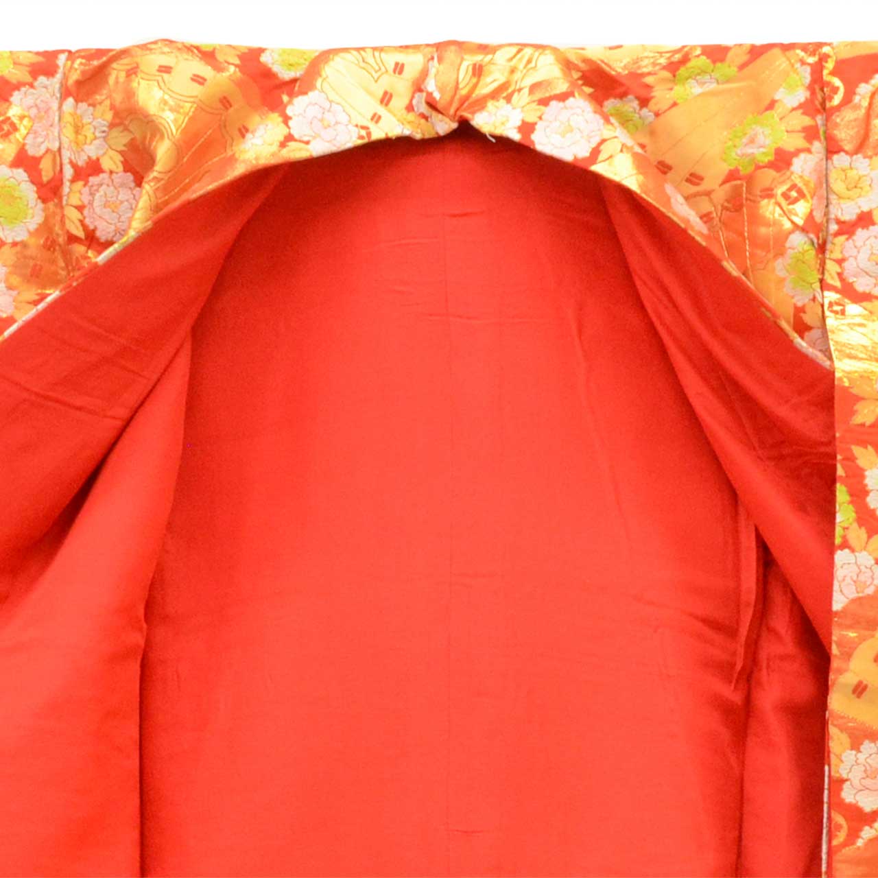 [Used] Recycled Kimono, Irouchikake (Wedding Kimono), Pure Silk, Sleeve Length 65.7cm (25.9in), Body Length 185.5cm (73.0in), Size M, Red, Fan and Peony Pattern, Tang Weave, Gold Thread, Foil Finish uu2698b 