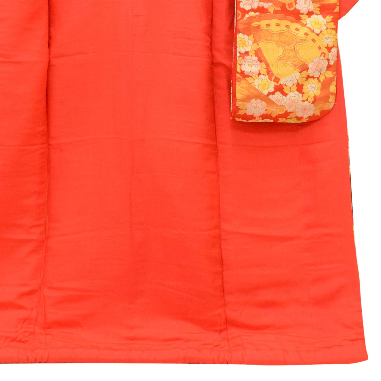 [Used] Recycled Kimono, Irouchikake (Wedding Kimono), Pure Silk, Sleeve Length 65.7cm (25.9in), Body Length 185.5cm (73.0in), Size M, Red, Fan and Peony Pattern, Tang Weave, Gold Thread, Foil Finish uu2698b 