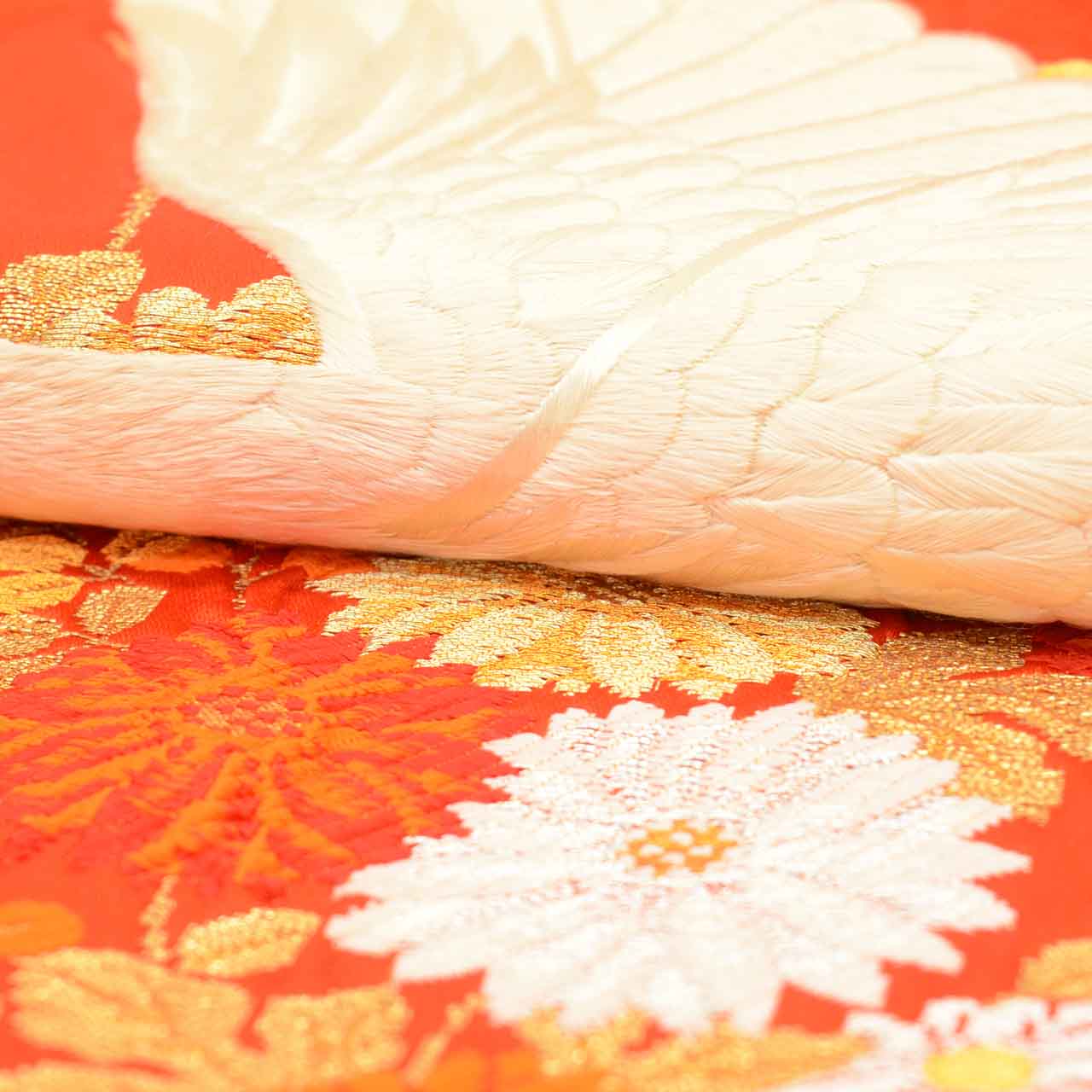 [Used] Recycled Kimono, Irouchikake (Wedding Kimono), Pure Silk, Sleeve Length 66.5cm (26.2in), Body Length 191.0cm (75.2in), Size L, Red, Crane and Autumn Flower Pattern, Embroidery, Gold Thread, Foil Finish, uu2699b 
