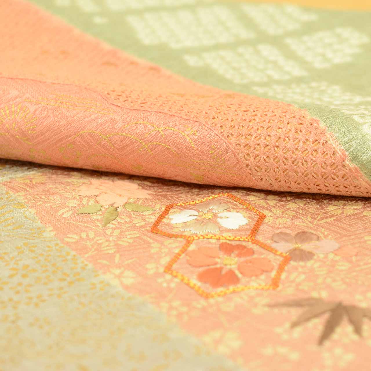 [Used] Recycled Kimono, Visiting Kimono, Pure Silk, Size M, Excellent Condition, Length 160.8cm, Sleeve Length 63.5cm, Lined, Ready-made, Gold Embroidery, Shibori Dyeing, Gold Leaf, Orange Flowers, Pine Trees, Swatow Embroidery, Silk, Reuse uu2732b 