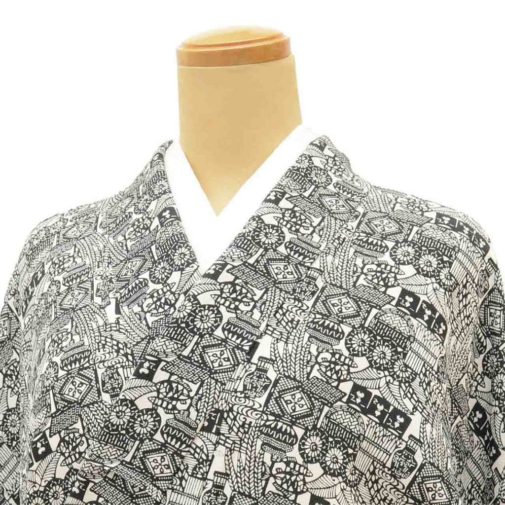 [Used] Recycled Kimono, Komon style, Pure Silk, Size S, Excellent Condition, Length 154.0cm (60.6in), Stencil Dyeing, Sleeve Length 65.0cm (25.6in), Lined, Ready-made, White, Material: Silk, Reuse, uu2768b 