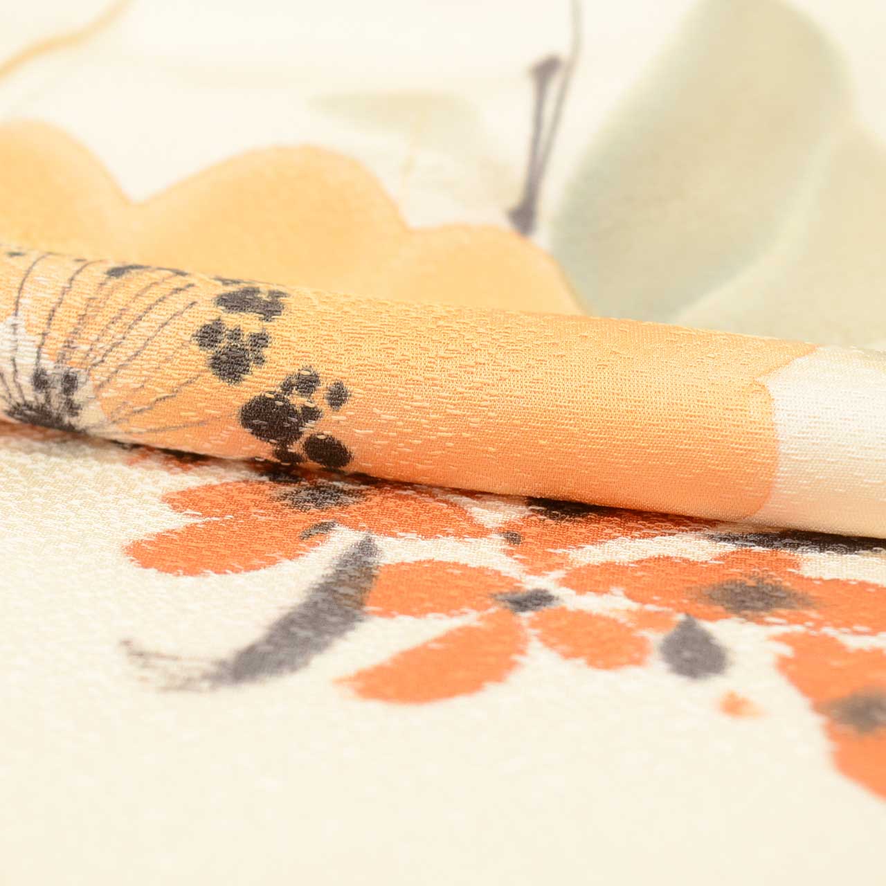 [Used] Recycled Kimono, Komon Kimono, Pure Silk, Size L (Slightly Plus Size L), Good Condition, Length 161.6cm (63.6in), Sleeve Length 65.6cm (25.8in), Lined, Ready-made, Unused, Beige, Floral Pattern, Silk, Reuse, uu2814b 