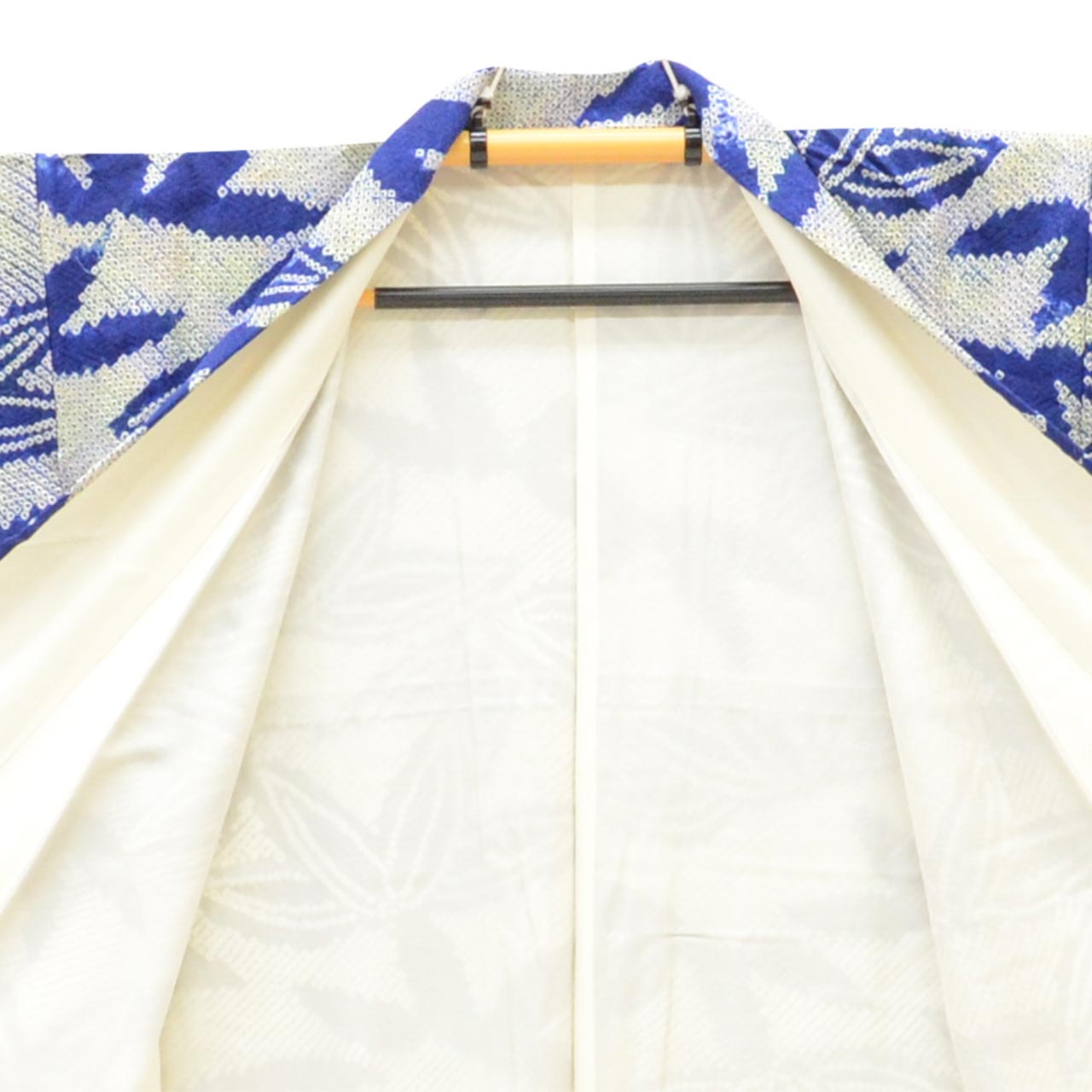 [Used] Recycled Kimono, Komon style, Pure Silk, Size L (Slightly Plus Size L), Excellent Condition, Length 161.5cm (63.6in), Sleeve Length 66.3cm (26.1in), Lined, Ready-made, Fully Shibori Dyed, Navy Blue with Bamboo Pattern, Silk, Reused, uu2815b 