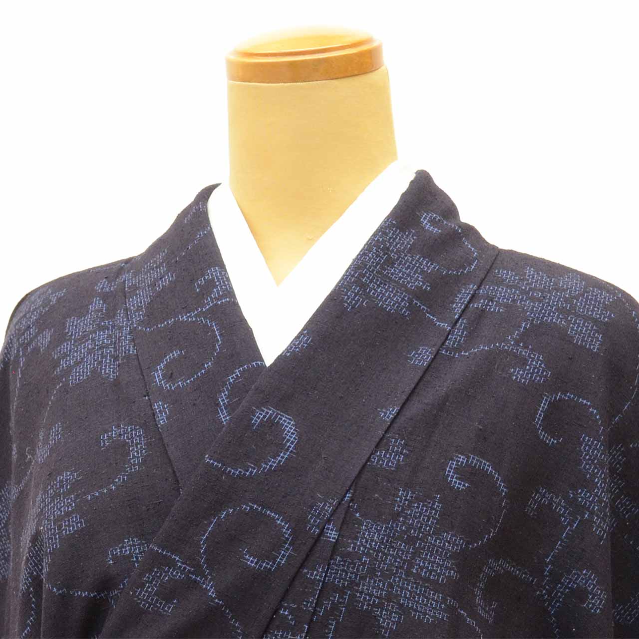 Vintage Japanese Kimono | Yuki Tsumugi | Navy Silk | Floral Arabesque | UNESCO Heritage | Dry-cleaned | Size M-L | Sustainable | uuc2429a20
